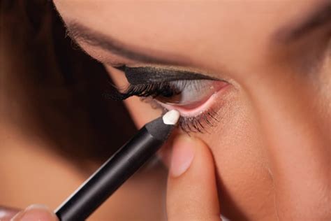 11 Gorgeous White Eyeliner Looks [And How To Wear White Eyeliner!]