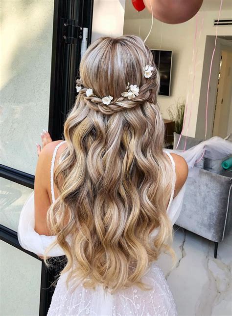 22 Stunning Homecoming Hairstyles for the Special Night 2024