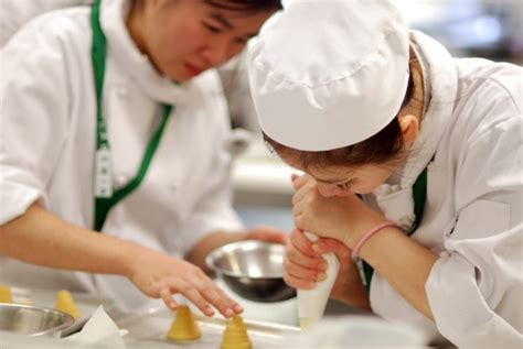 What qualifications does a pastry chef need? Study patisserie today ...