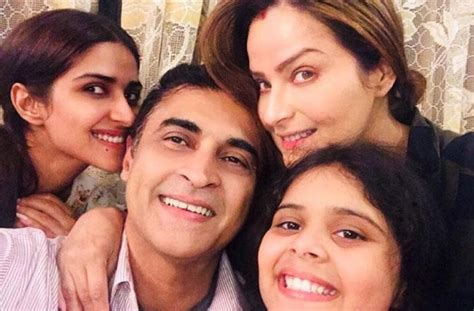 Rare, unseen photos of actor Mohnish Bahl with family you would love to see