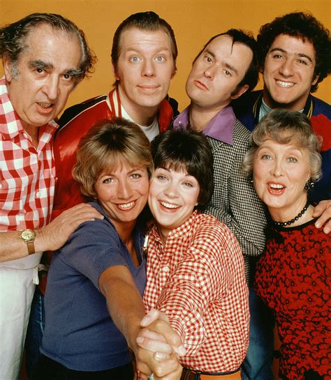 The cast of Laverne and Shirley, 1976. : r/OldSchoolCool