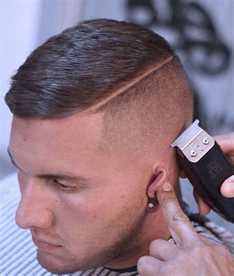 coupe de cheveux homme avec 2 trait sur le cote - Coupe pour homme