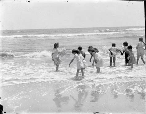 20 Vintage Pictures of the Beach in the 1900s This photograph inspired JANUS et Cie’s British ...