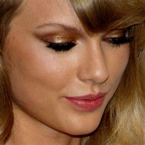 Taylor Swift Makeup: Bronze Eyeshadow & Pink Lipstick | Taylor swift makeup, Taylor swift eyes ...