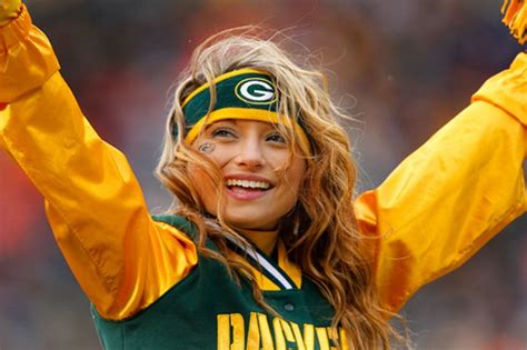 Sexy Super Bowl Fans (28 pics)