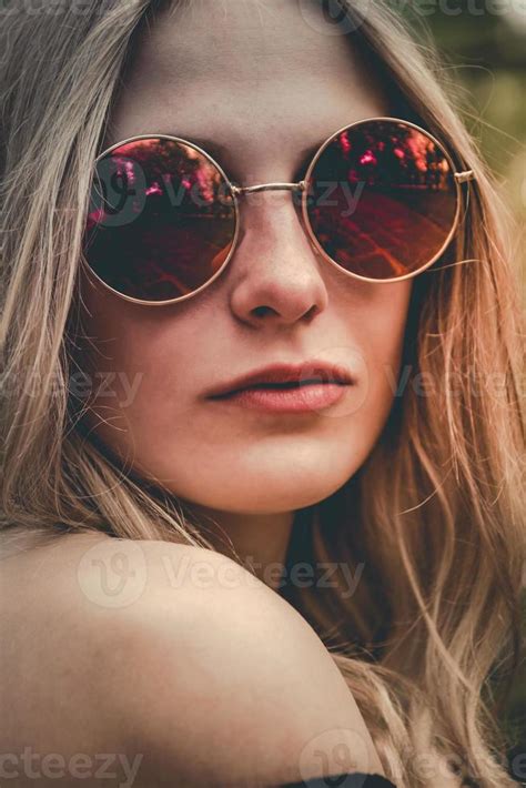 Woman in red round sunglasses 10482554 Stock Photo at Vecteezy