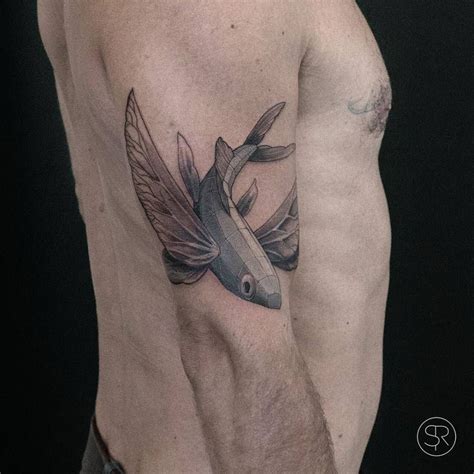 Flying fish tattoo on the right upper arm. Tattoo Artist: Sven Rayen | Tatuaje salvaje, Peces ...