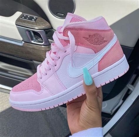 @𝙙𝙖𝙙𝙭𝙡𝙡 . 🧚🏽‍♀️ | Jordan shoes girls, Cute sneakers, Cute nike shoes