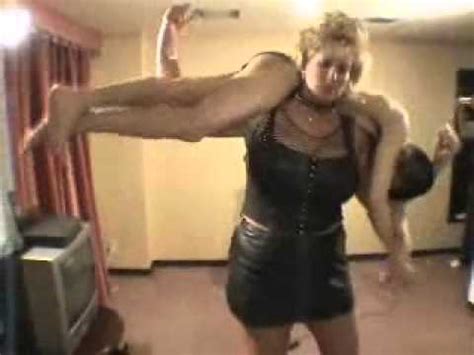 Huge woman lifts - YouTube