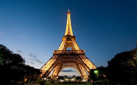 HD Eiffel Tower Wallpaper Free Download