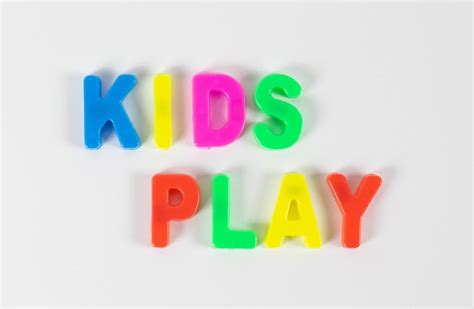 Kids play written with colorful letters - Creative Commons Bilder