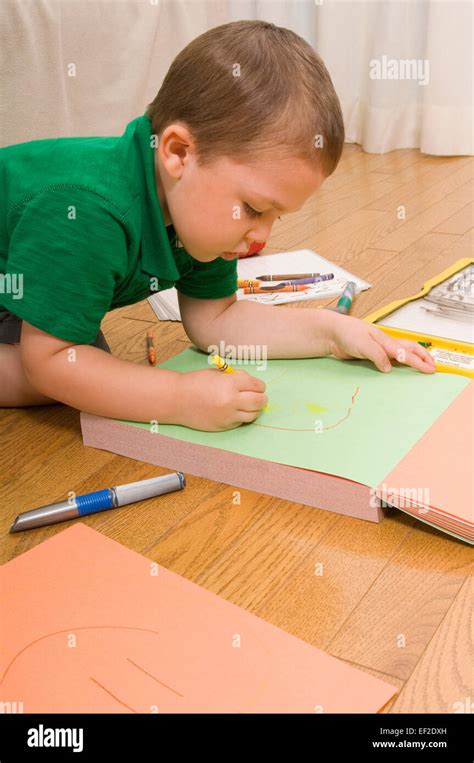 Young boy drawing a picture Stock Photo - Alamy