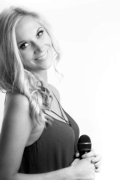 Samantha Murphy - Cheshire & Ibiza wedding Singer - Biography