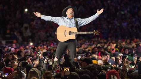 Garth Brooks concert, Winter Classic fill local hotels | Latest ...