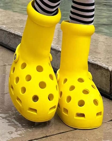 Une Crocs x MSCHF Big Yellow Boot aux pieds de Tommy Cash - Le Site de ...