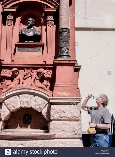 Man drinking statue hi-res stock photography and images - Alamy