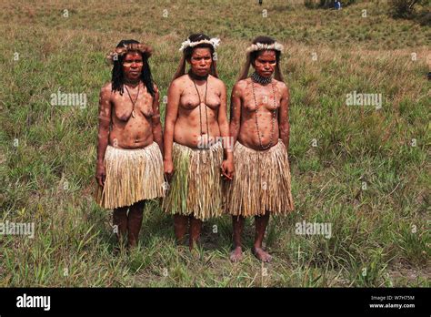 Papua new guinea tribes women hi-res stock photography and images - Alamy