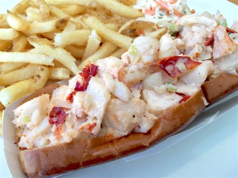 Legal Sea Foods Lobster Roll - Food Republic