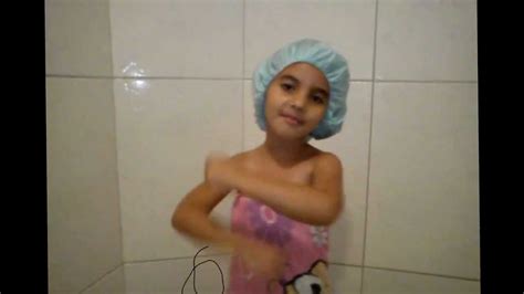 Tomando banho ou fazendo show? - YouTube