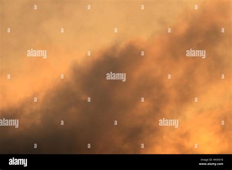 Sonnenuntergang mit Wolken Stock Photo - Alamy