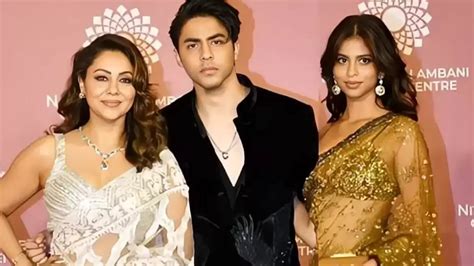 Gauri Khan, Suhana Khan, Aryan Khan pose for paparazzi at NMACC day 2 event | Bollywood ...