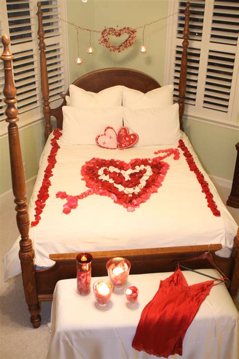 Romantic Bedroom Ideas With Rose Petals And Candles - Design Corral