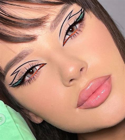 47 Cute Makeup Looks to Recreate : Black Graphic Liner + Mint Eyeshadow