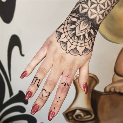 47 Daring Hand Tattoos For Girls to Express Themselves