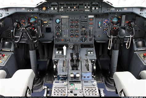 FlySimReal: Glass cockpit: Real and Flight simulator environment