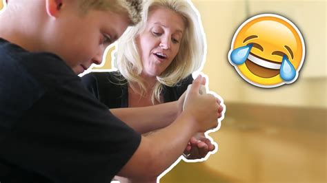 7 WAYS TO PRANK MOMS - HOW TO PRANKS - YouTube