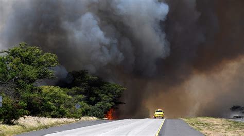 Maui brush fire prompts evacuations, flight diversions