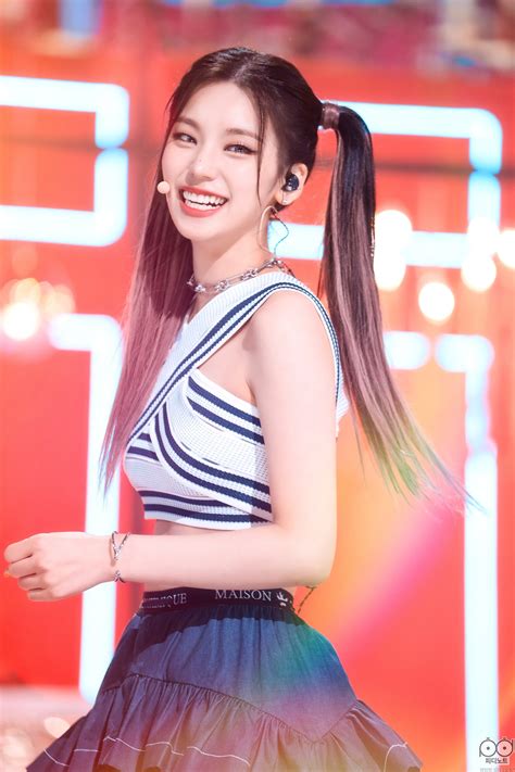 220717 ITZY Yeji - ‘Sneakers’ at SBS Inkigayo | kpopping