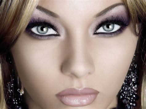 Women with Heavy Makeup Worn Beautifully