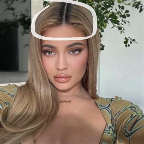 How did Kylie Jenner change her hair direction? (Both pictures are her natural hair) : r/Hair