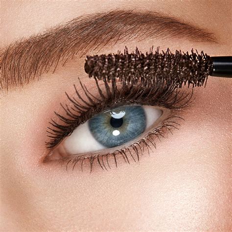 What Color Mascara For Blue Eyes And Blonde Hair? (7 Top List)