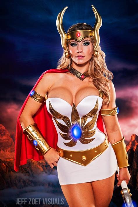 Triumphant She-Ra Cosplay — GeekTyrant