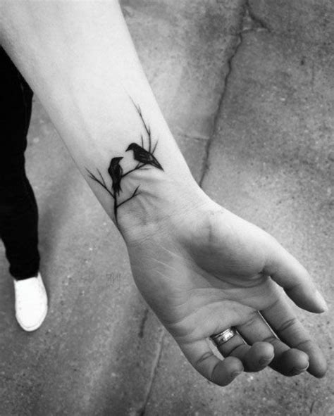 1001 + ideas de tattoos pequeños en estilo minimalista | Wrist tattoos for women, Bird tattoos ...