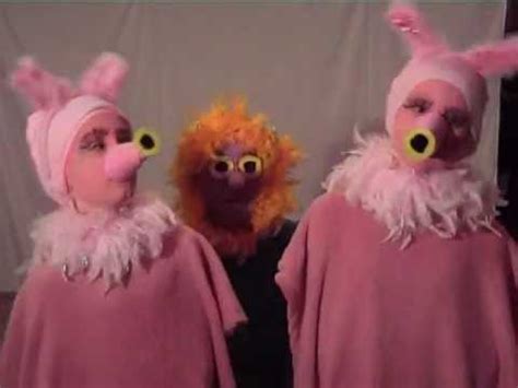 The Muppets Mahna-Mahnam Song Live - YouTube