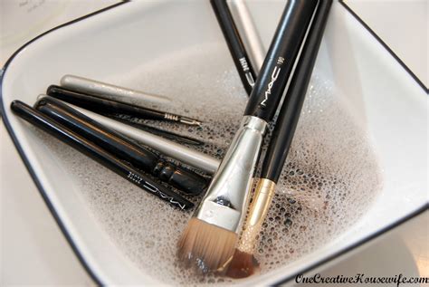 One Creative Housewife: Cleaning Makeup Brushes