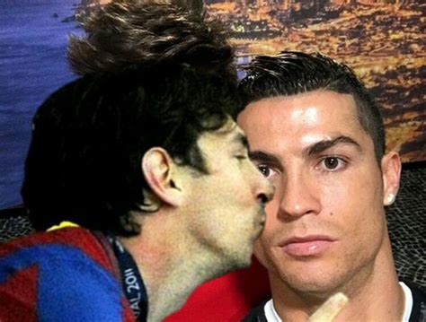 Pose de Cristiano Ronaldo com boneco de cera vira meme nas redes sociais | Blog Brasil Mundial ...