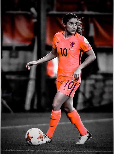 Daniëlle van de Donk voetballend bij het Nederlands elftal #daniëlle # ...