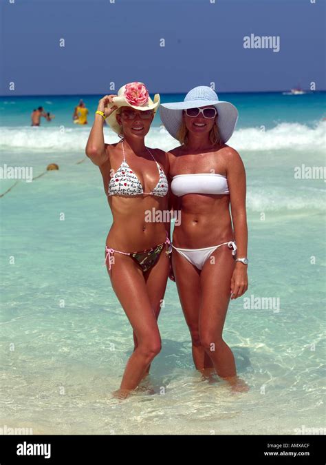Cancun, Women On The Beach Stock Photo - Alamy
