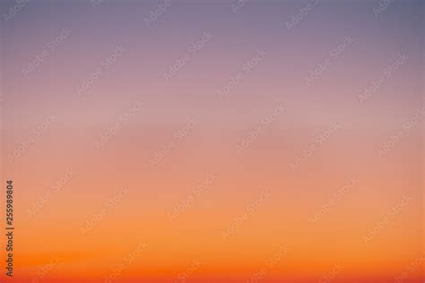 Foto Stock Predawn clear sky with orange horizon and violet atmosphere ...