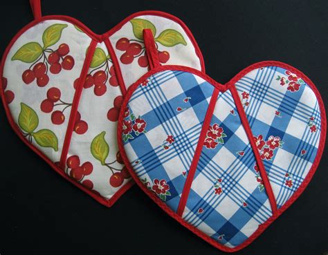 Martha Stewart’s Heart-Shaped Pot Holders | Pot holders, Sewing projects for beginners, Small ...