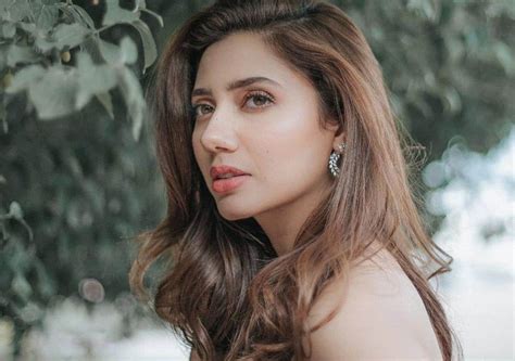 Pakistani actress Mahira Khan recreates Madhubala's iconic scene from Mughal-E-Azam, fans want ...