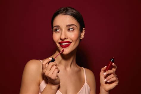 Matte vs Glossy Lipstick - What's the Difference? - Gollance Moda