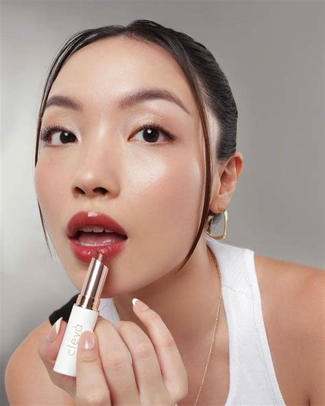 5 Rekomendasi Tinted Lip Balm Merek Lokal, Looking Fresh!
