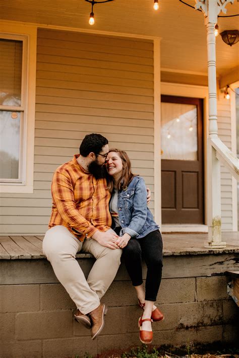 Engagement session in Chattanooga, Tennessee. Ideas and inspiration for engagement photos ...