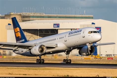 TF-FIW - Icelandair Boeing 757-200 at London - Heathrow | Photo ID 1135873 | Airplane-Pictures.net