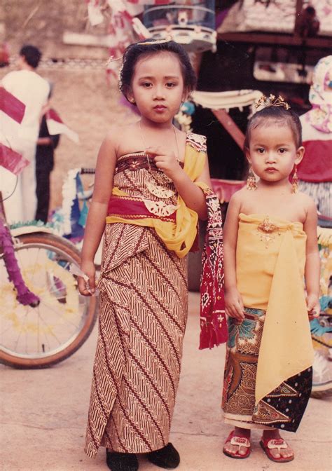 Indonesia: Indonesian clothing. | Asian outfits, Culture clothing, Traditional outfits